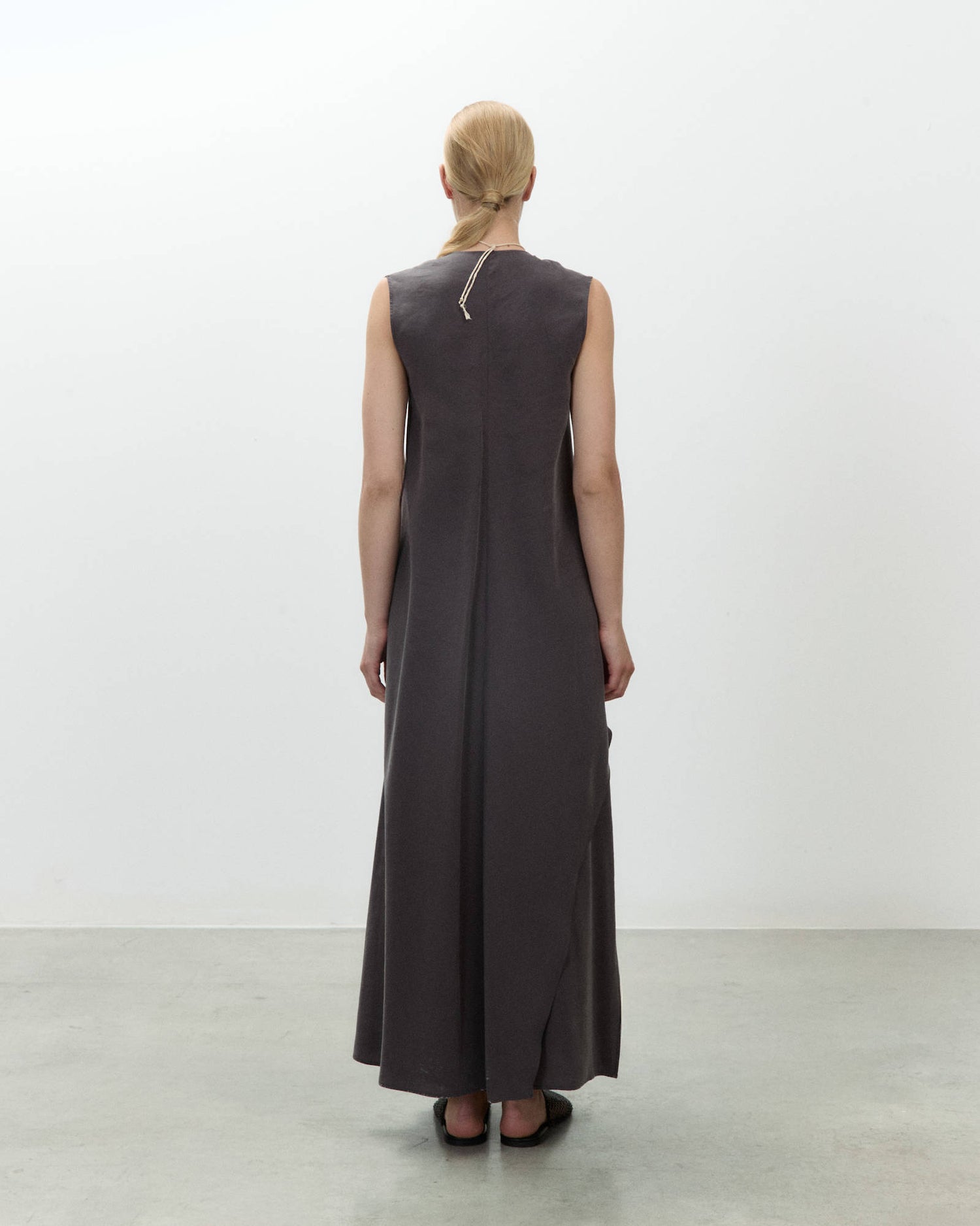 ABITO LUNGO CON VOLANT