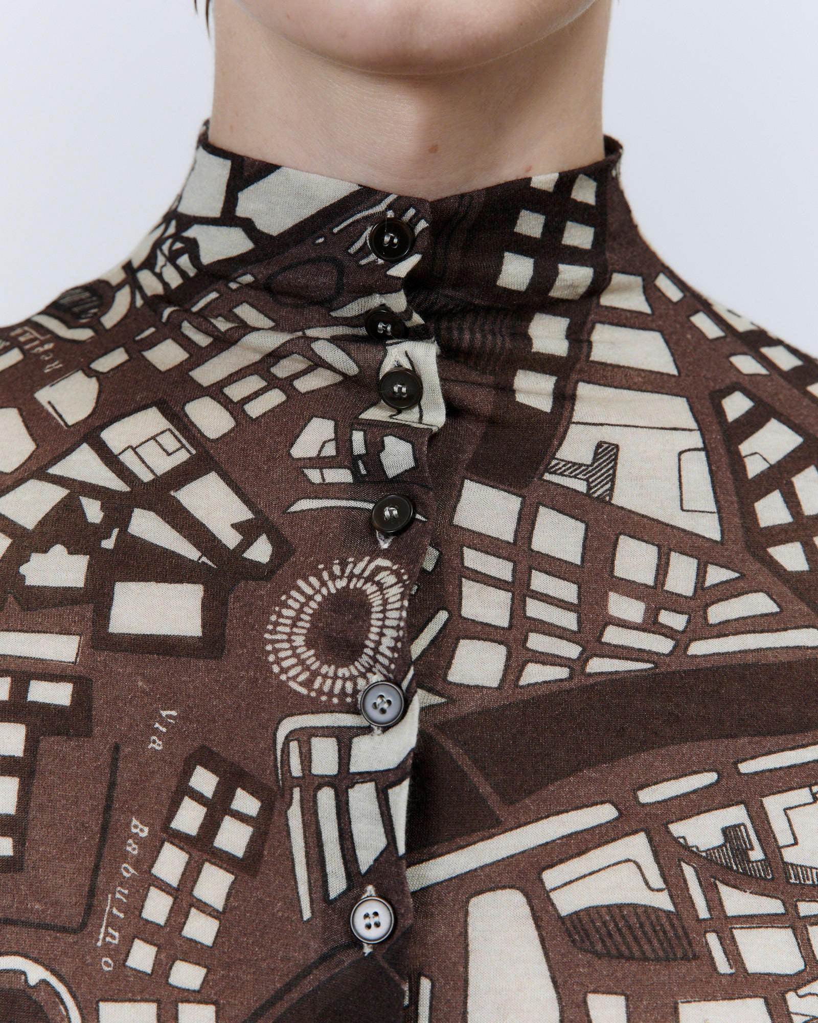 MAGLIA IN JERSEY STAMPATO COLLO ALTO