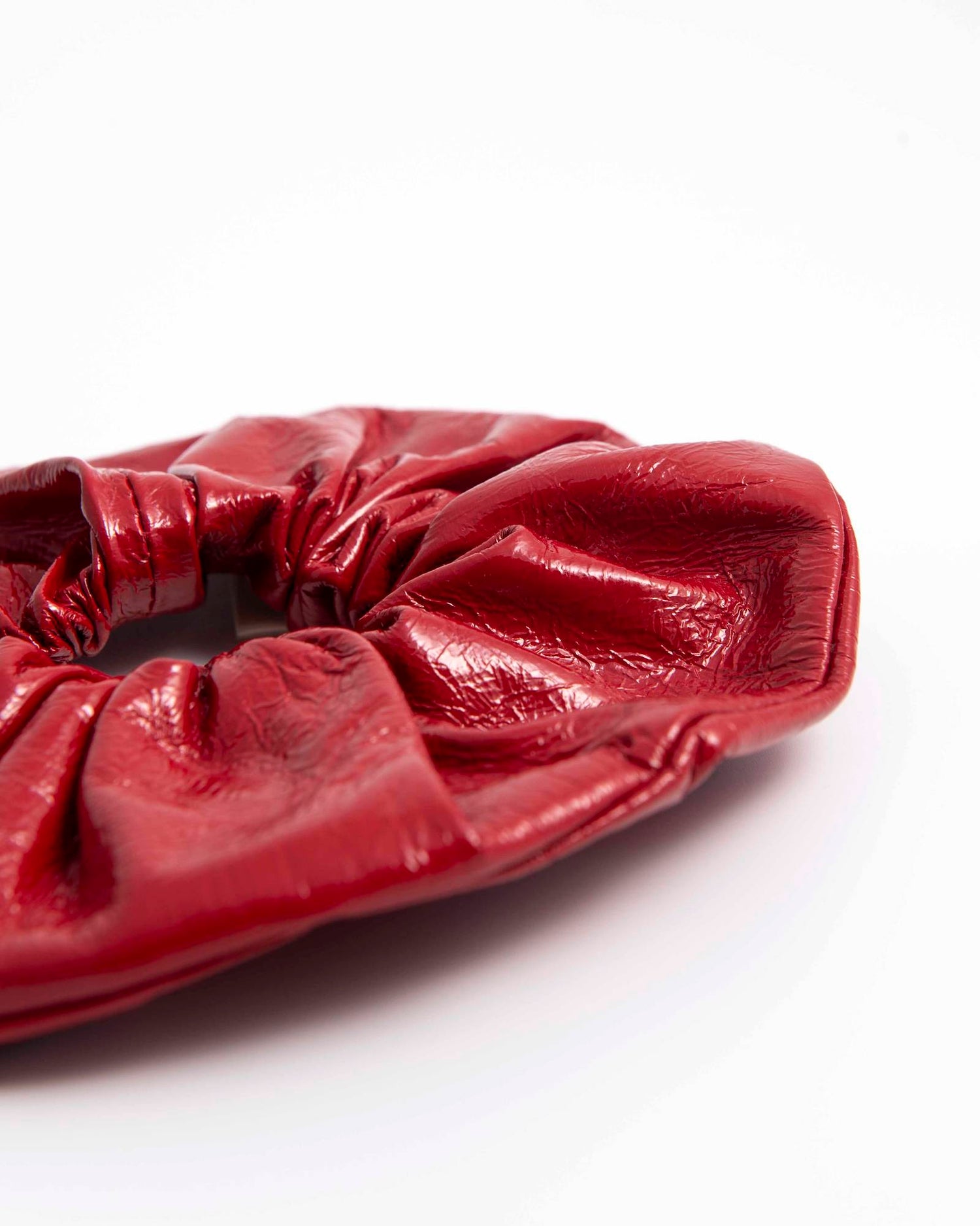 SCRUNCHIE IN PELLE VERNICE