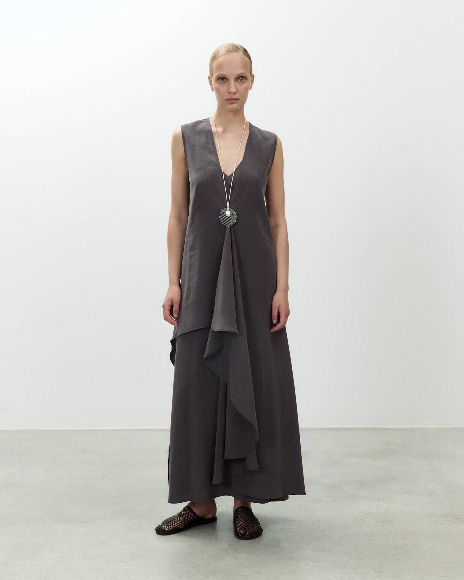 ABITO LUNGO CON VOLANT