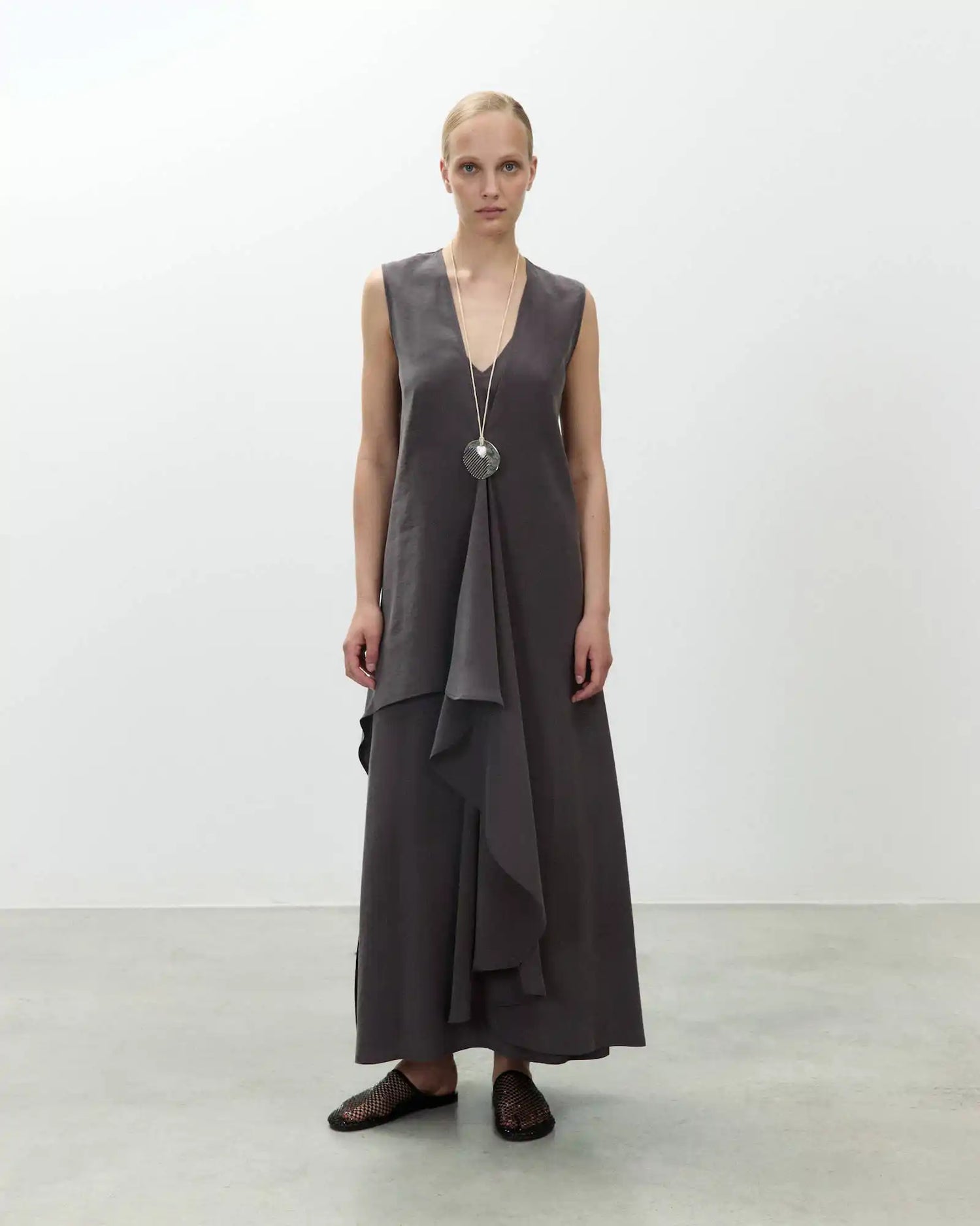 ABITO LUNGO CON VOLANT