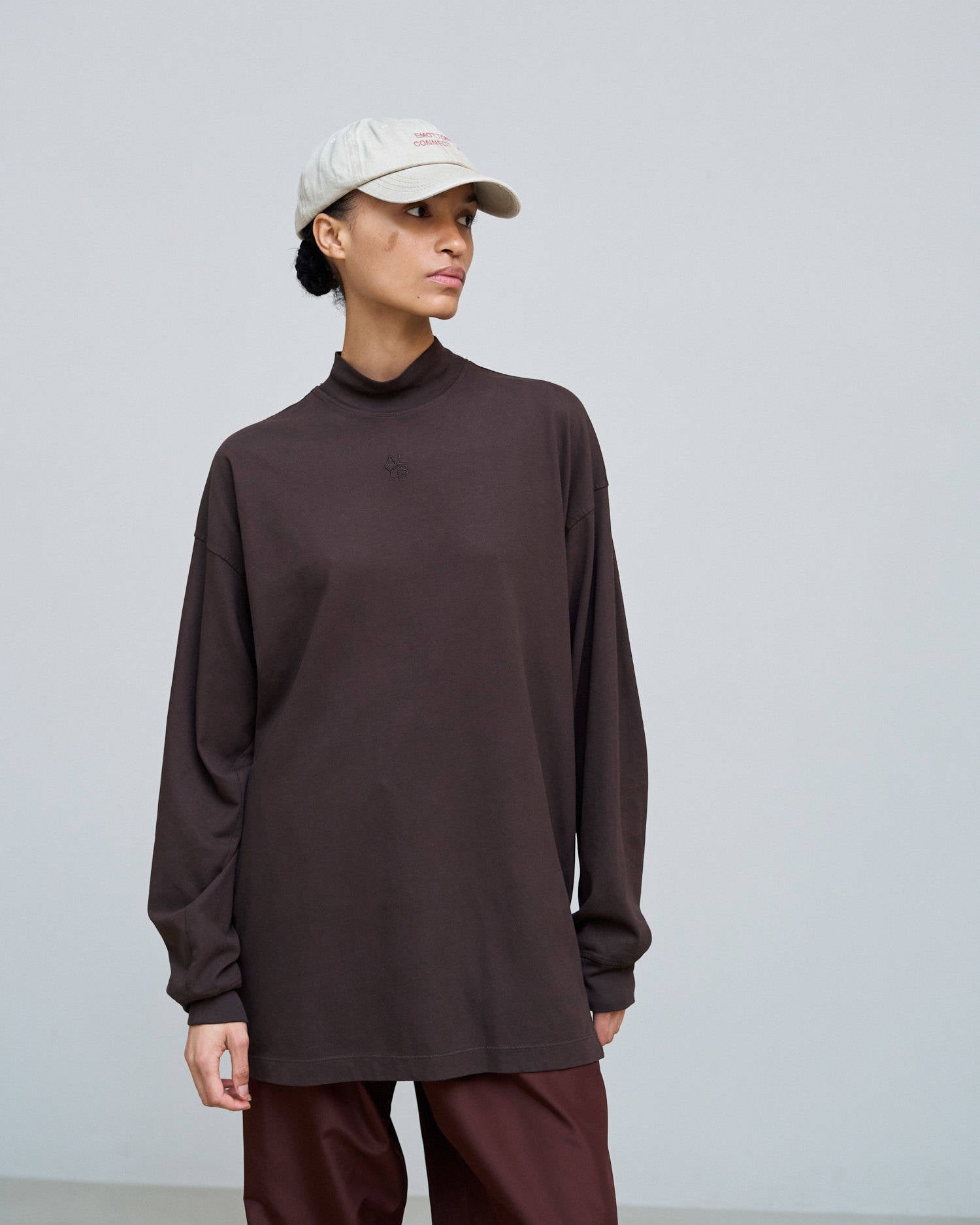 T-SHIRT A MANICA LUNGA CON RICAMO Choco