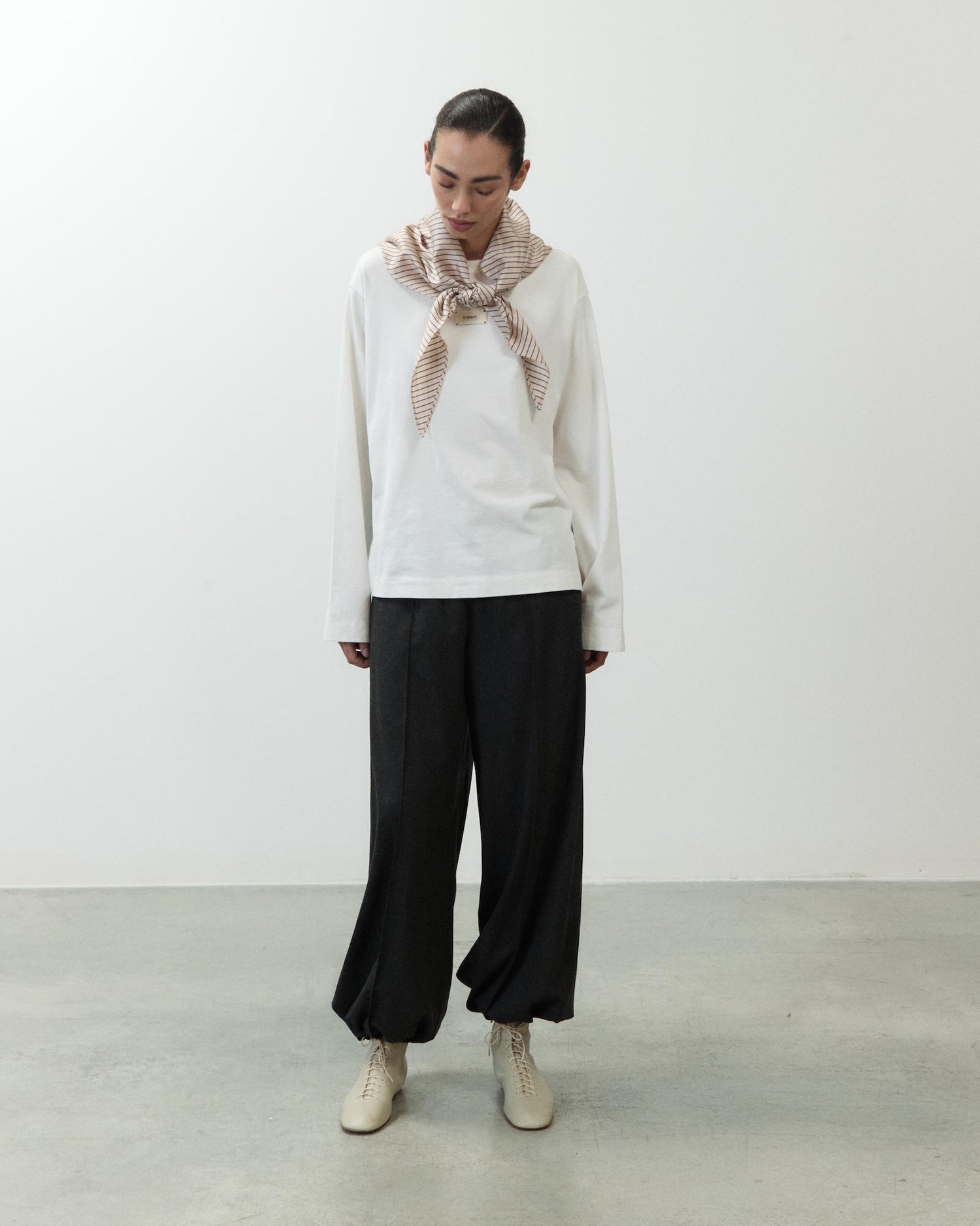 T-SHIRT CON FOULARD