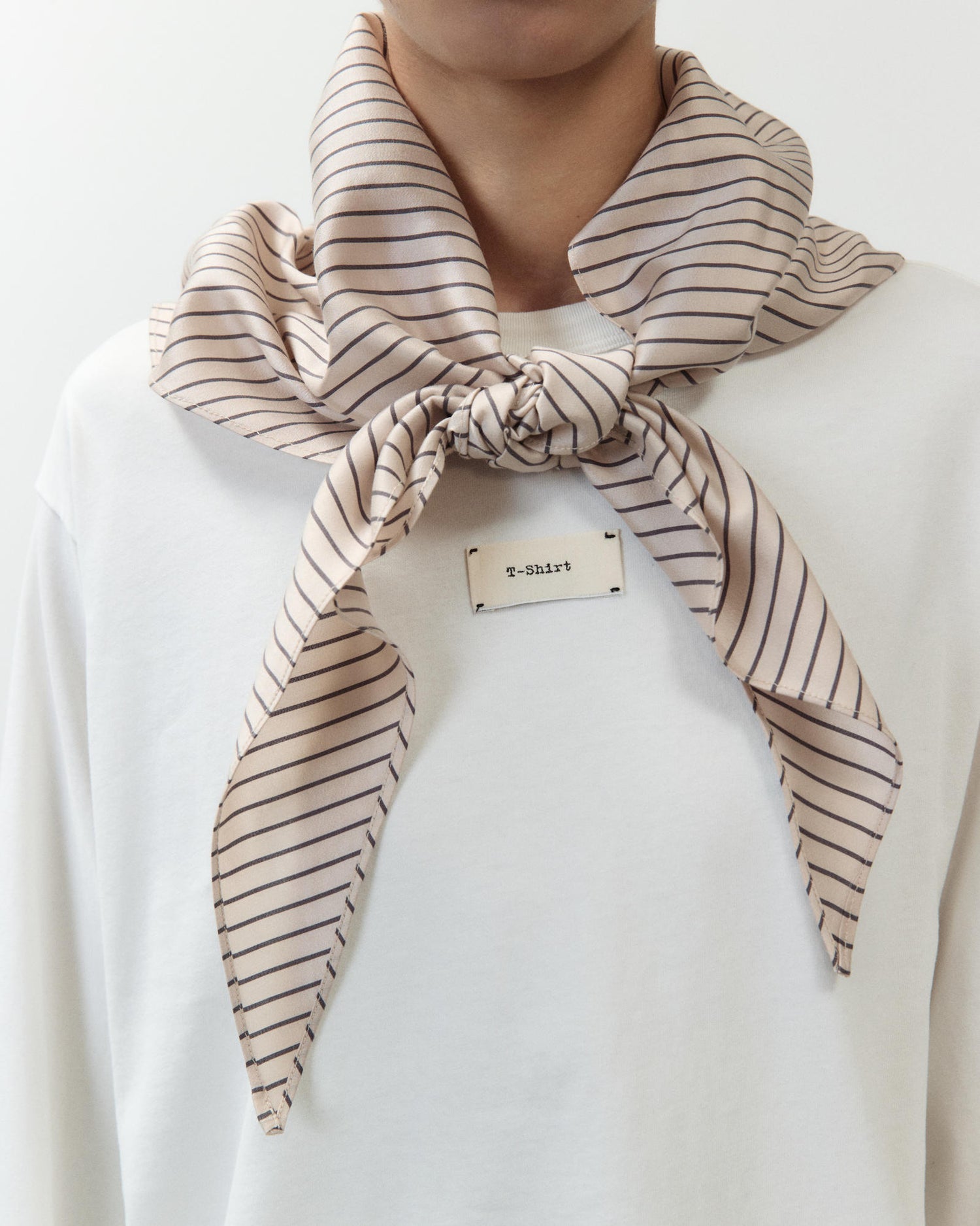T-SHIRT CON FOULARD