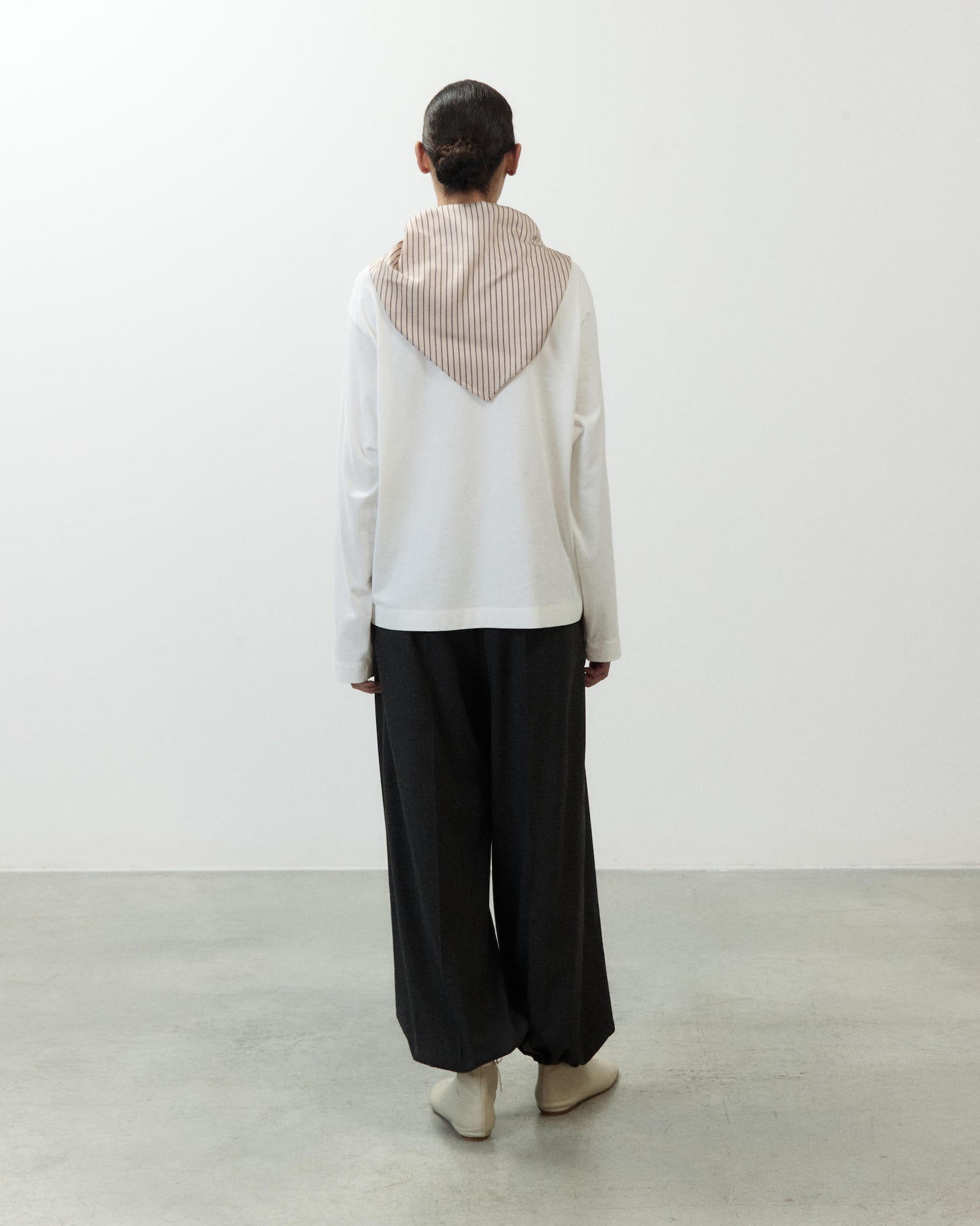 T-SHIRT CON FOULARD