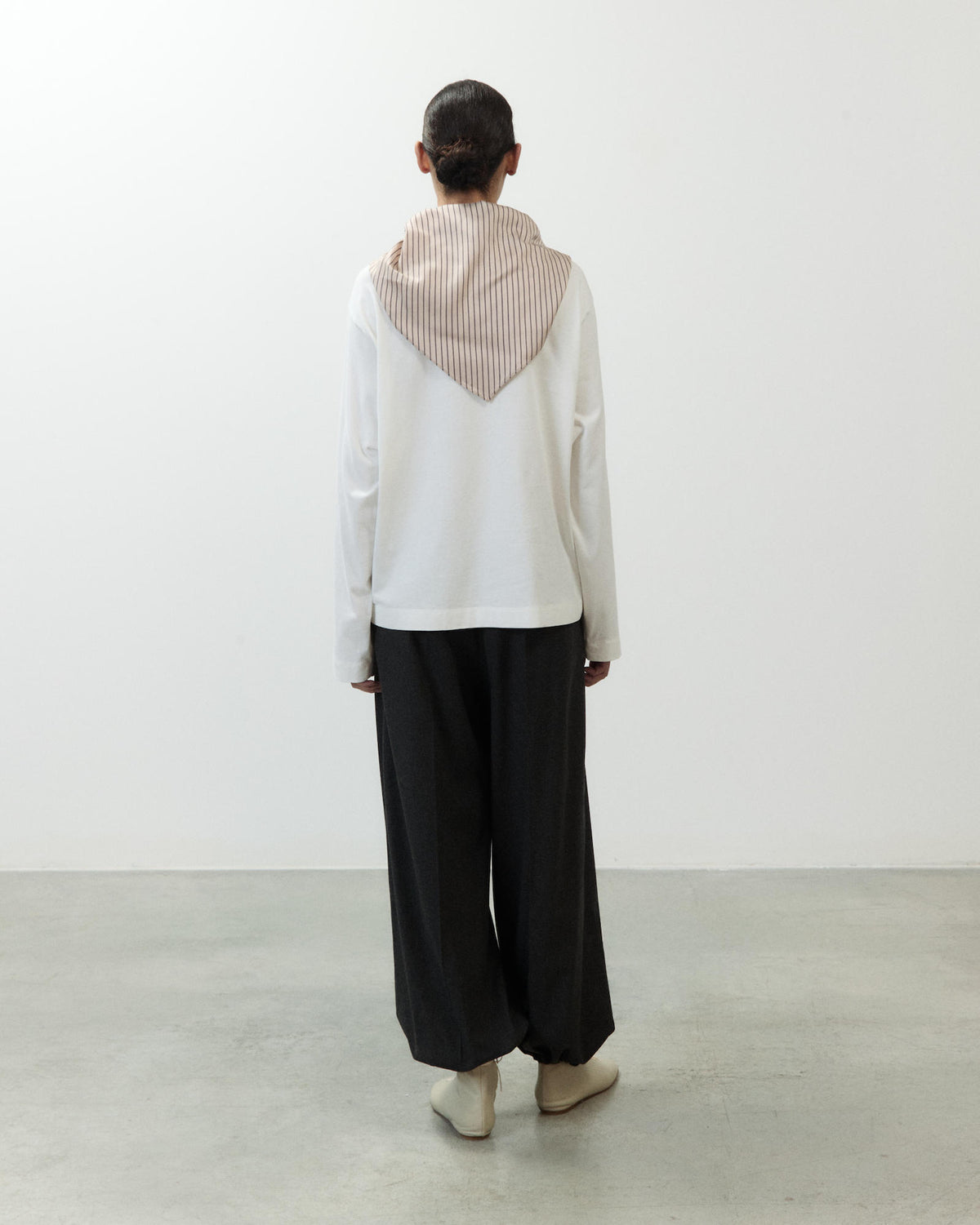 T-SHIRT CON FOULARD