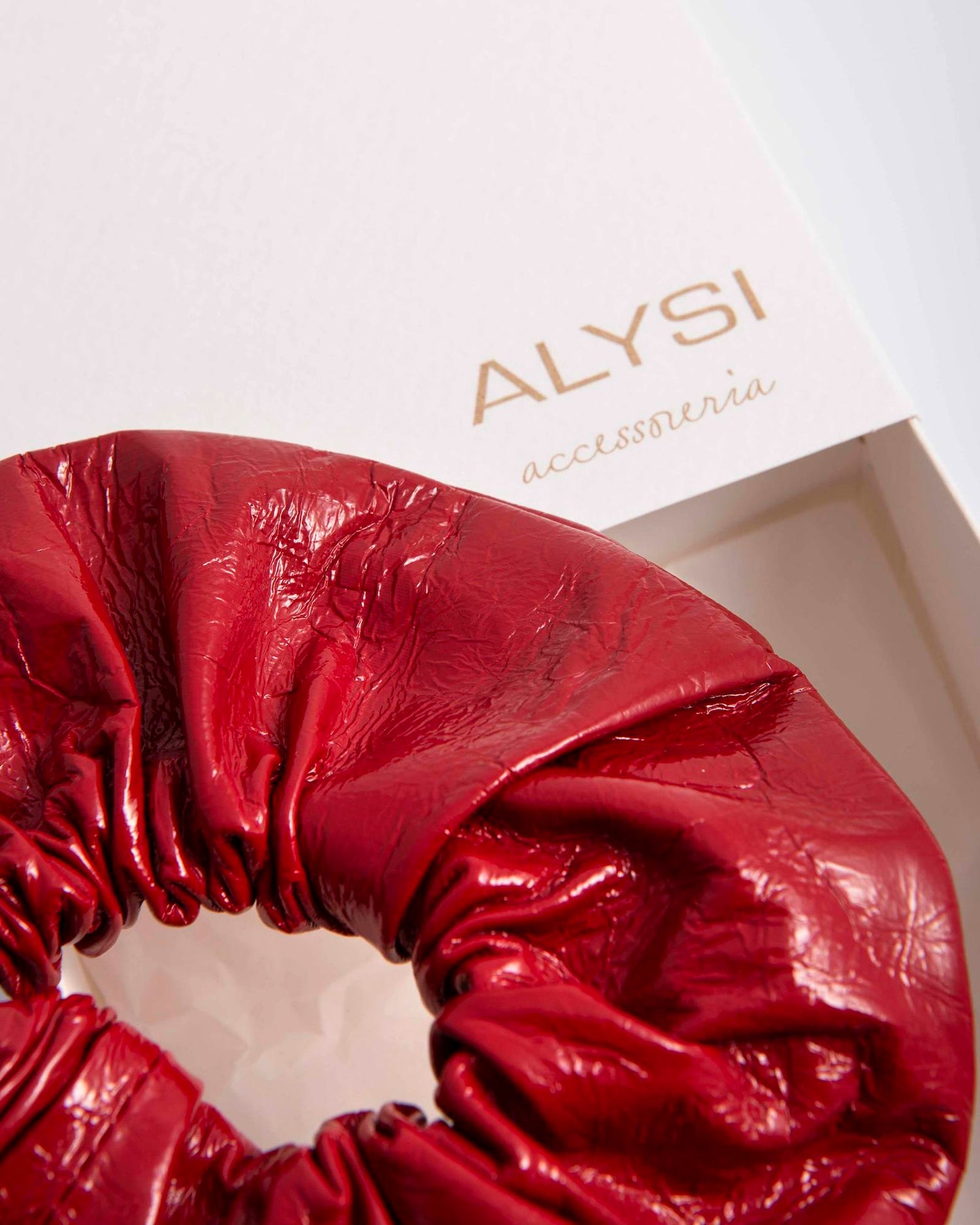 SCRUNCHIE IN PELLE VERNICE