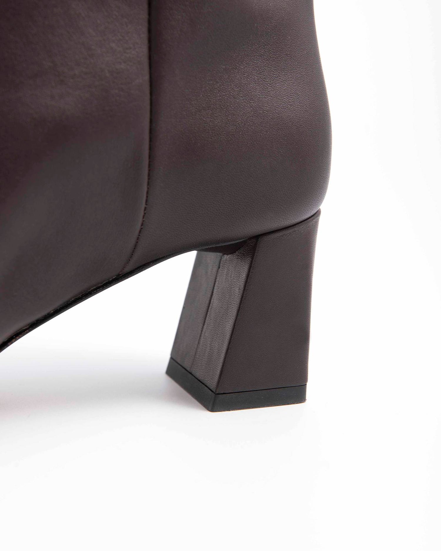 STIVALE ALTO CON TACCO SQUADRATO