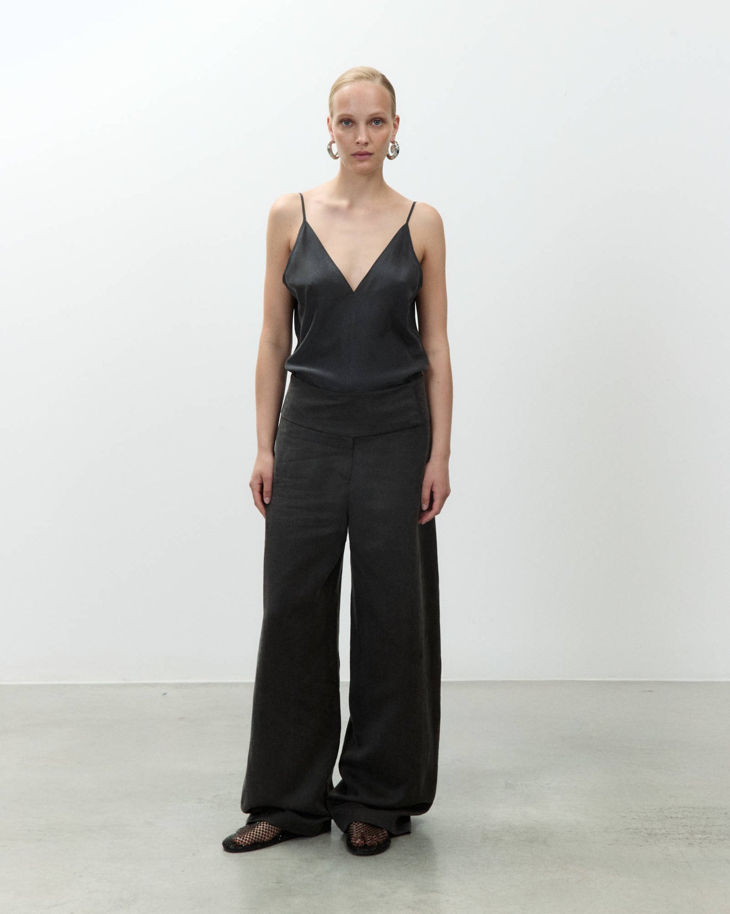 PANTALONE IN LINO CON BASCHINA