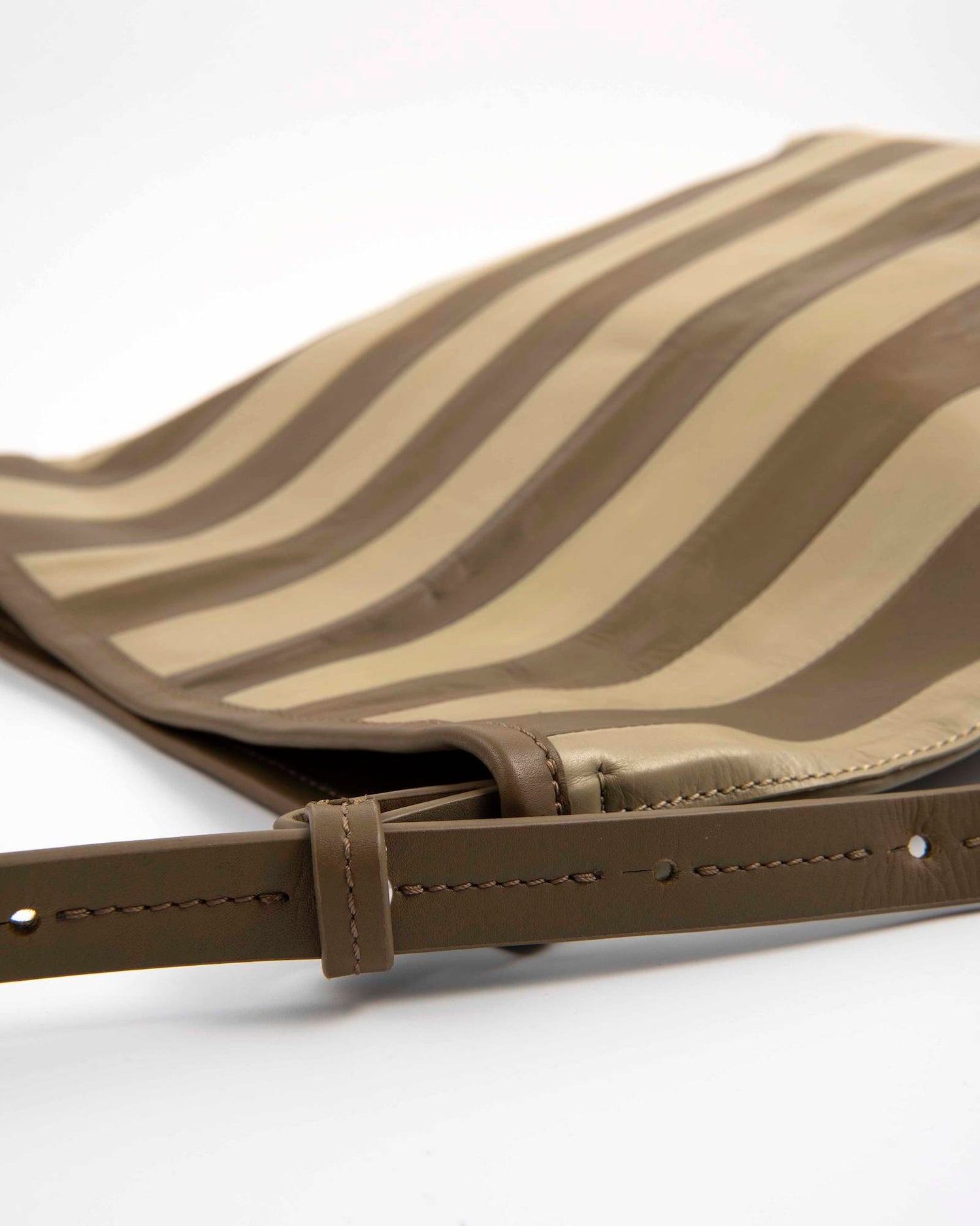 POUCH BAG RIGHE IN PELLE