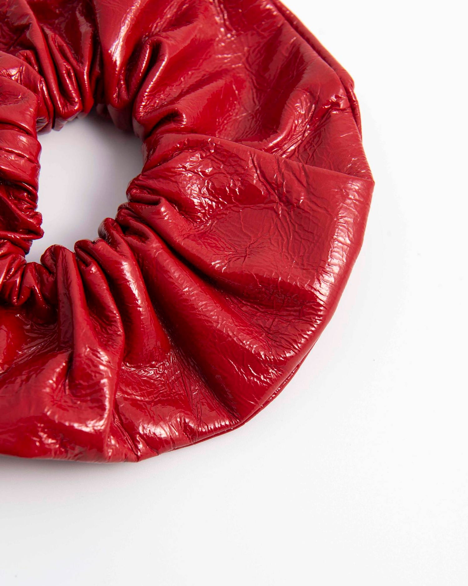 SCRUNCHIE IN PELLE VERNICE