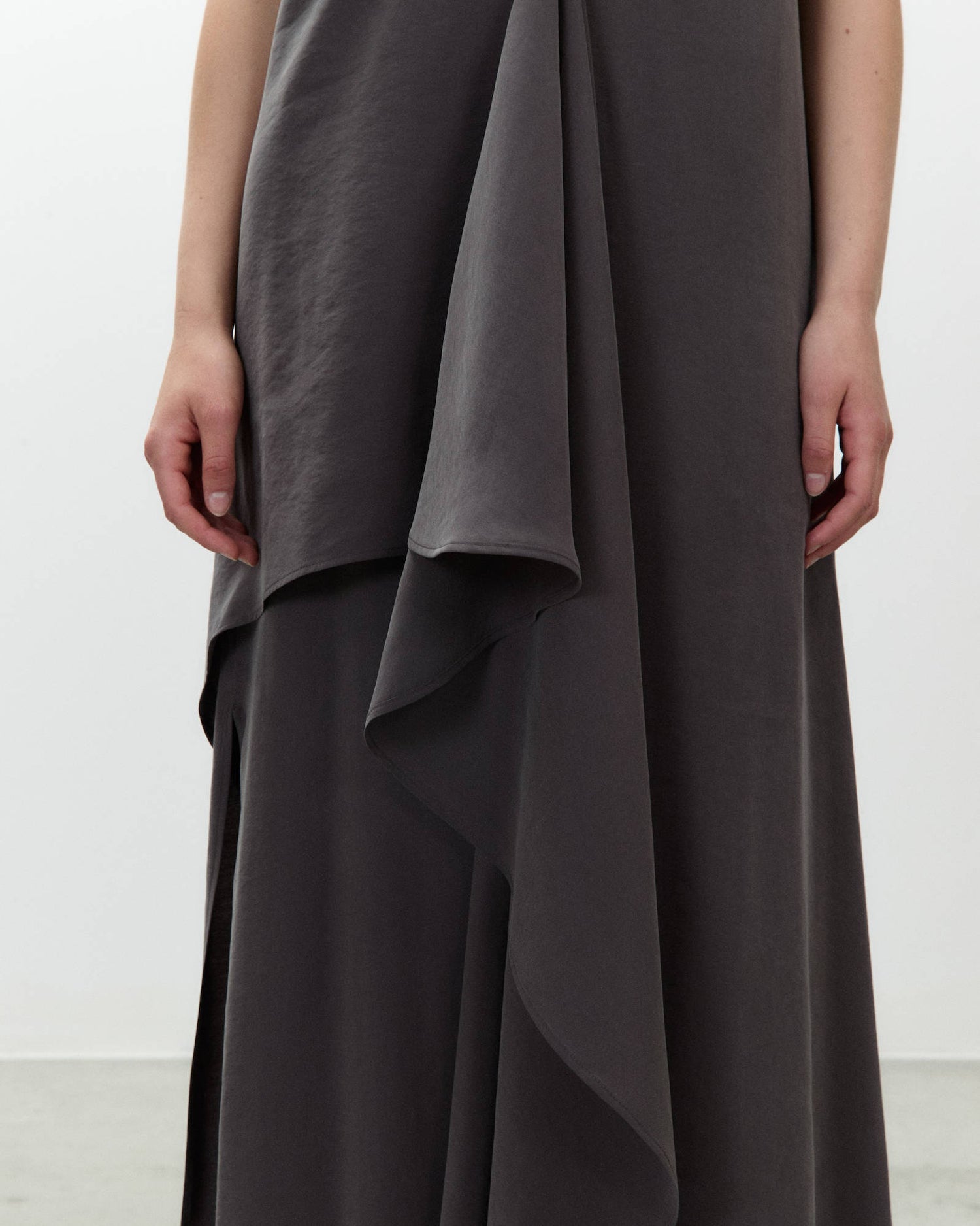 ABITO LUNGO CON VOLANT