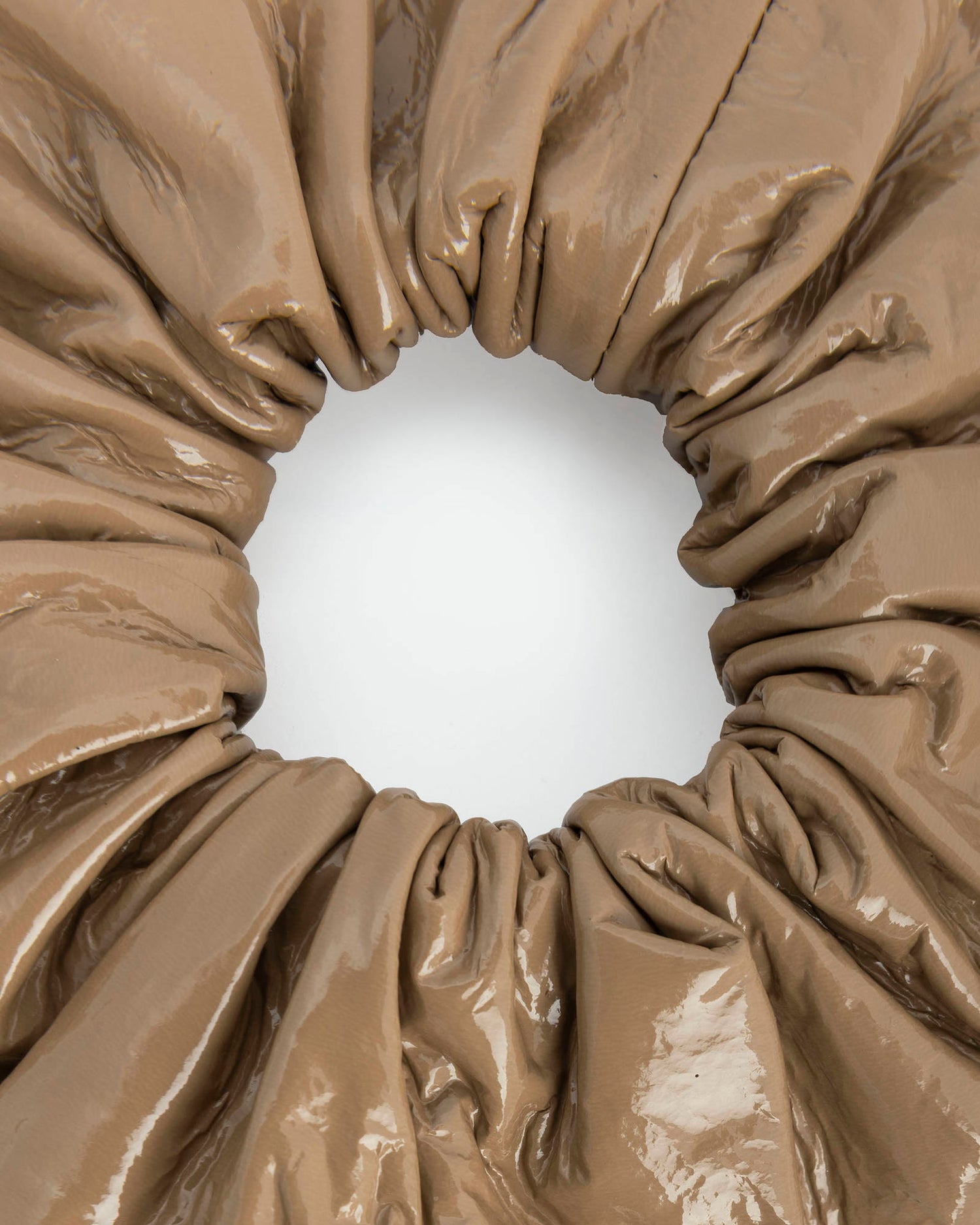 SCRUNCHIE IN PELLE VERNICE