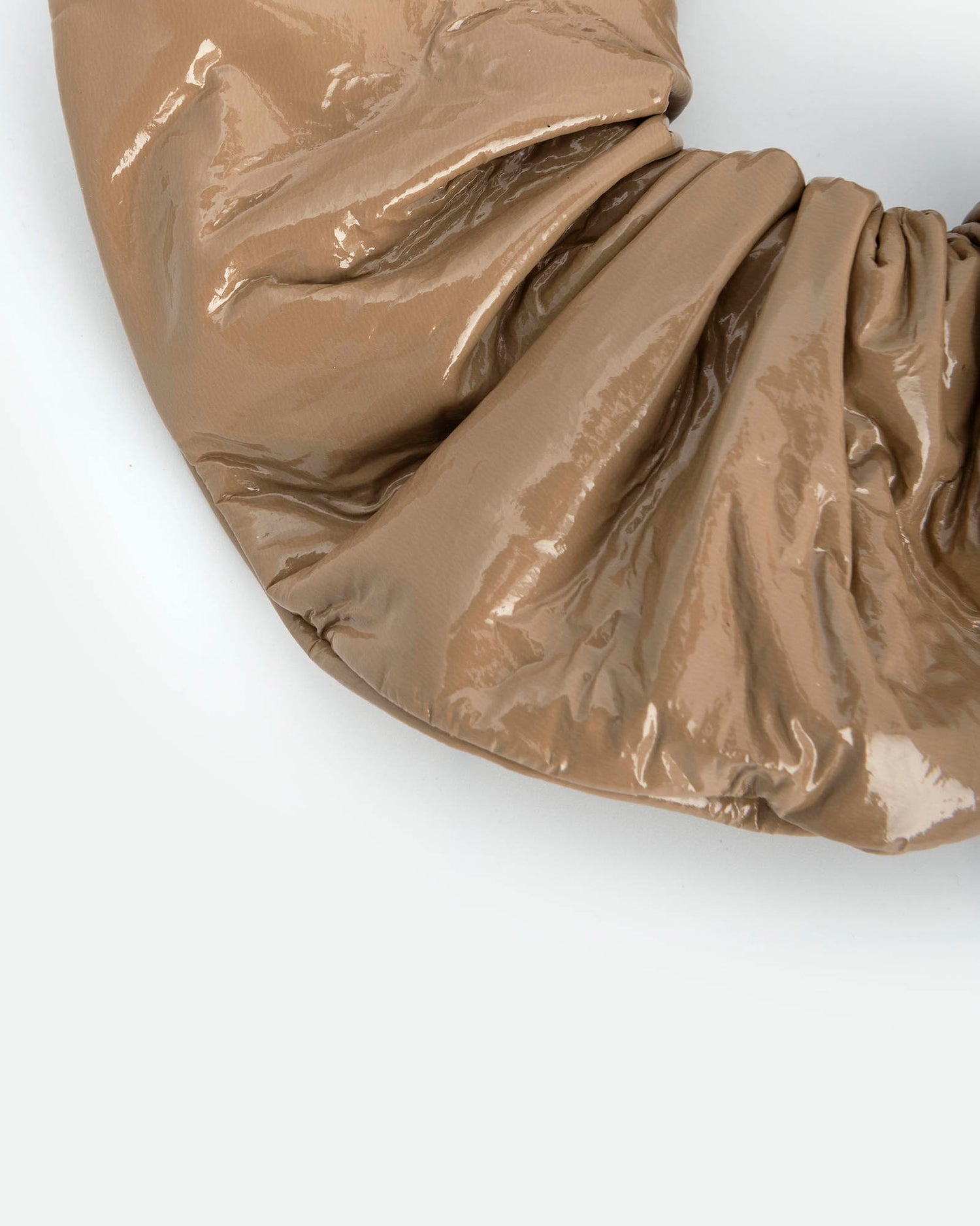 SCRUNCHIE IN PELLE VERNICE