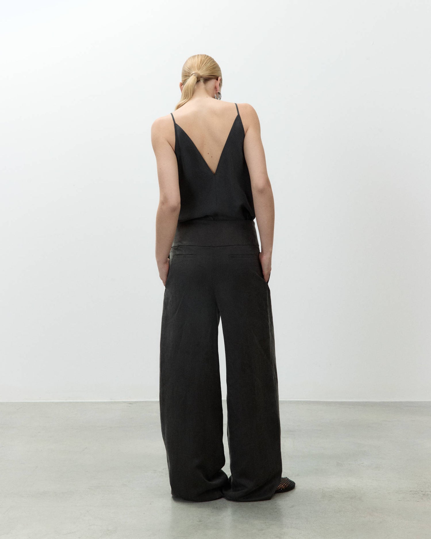 PANTALONE IN LINO CON BASCHINA