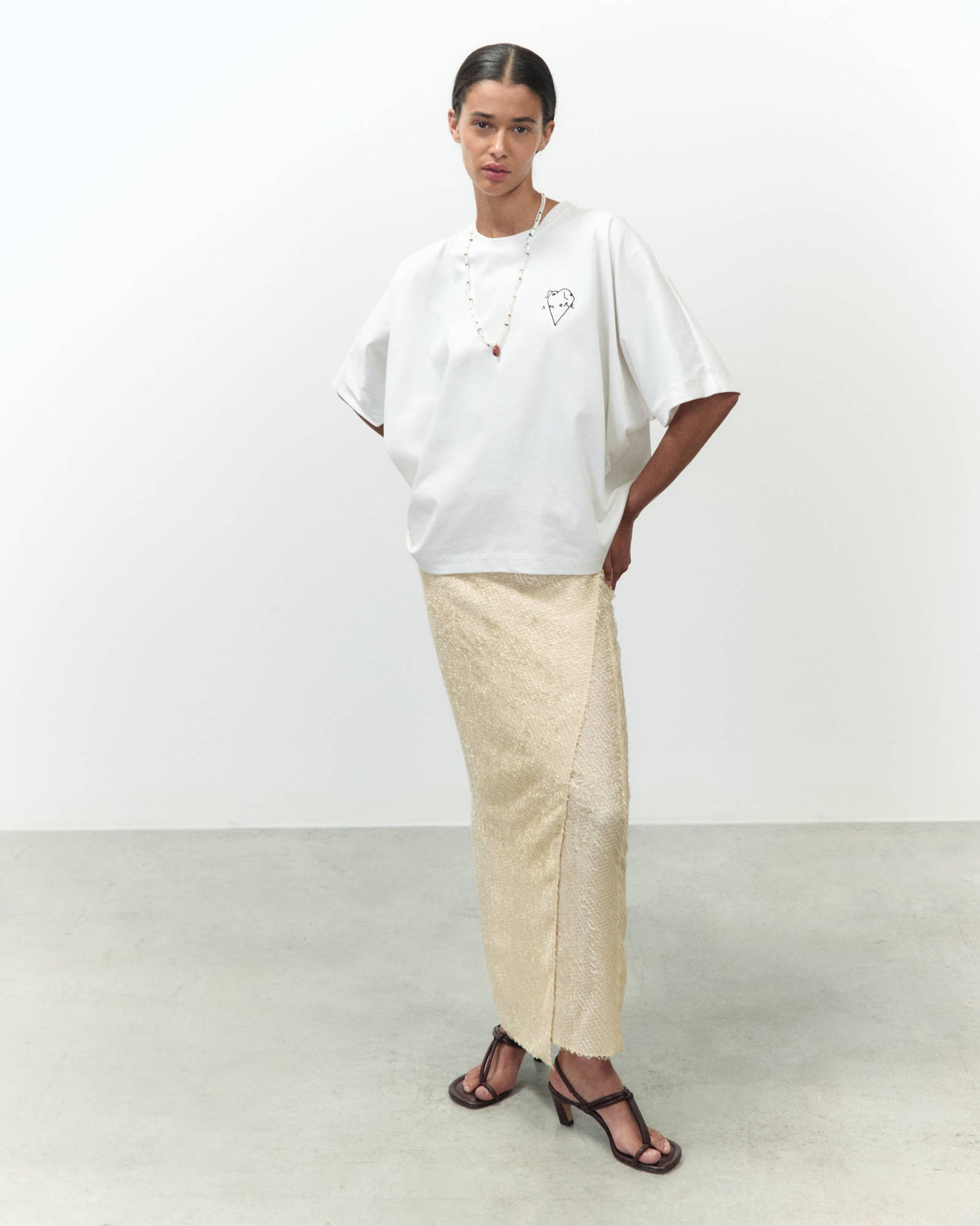 T-SHIRT CURIOSITY ATELIER CON RICAMO