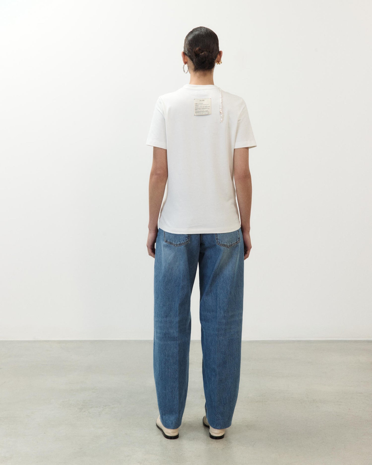 T-SHIRT CON COLLANA DI PERLE