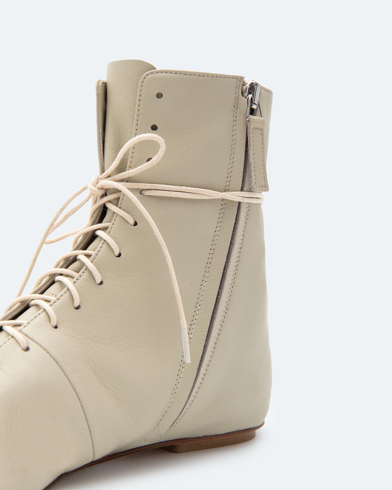 STIVALETTO CON LACCI